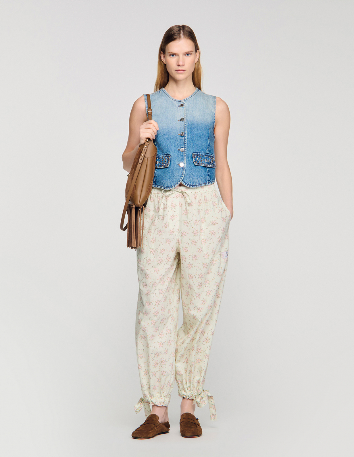 Женский джинсовый жилет с заклепками_1