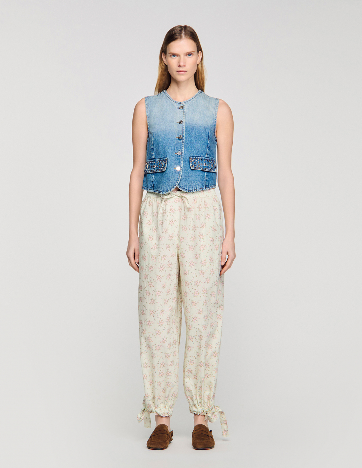 Женский джинсовый жилет с заклепками_2