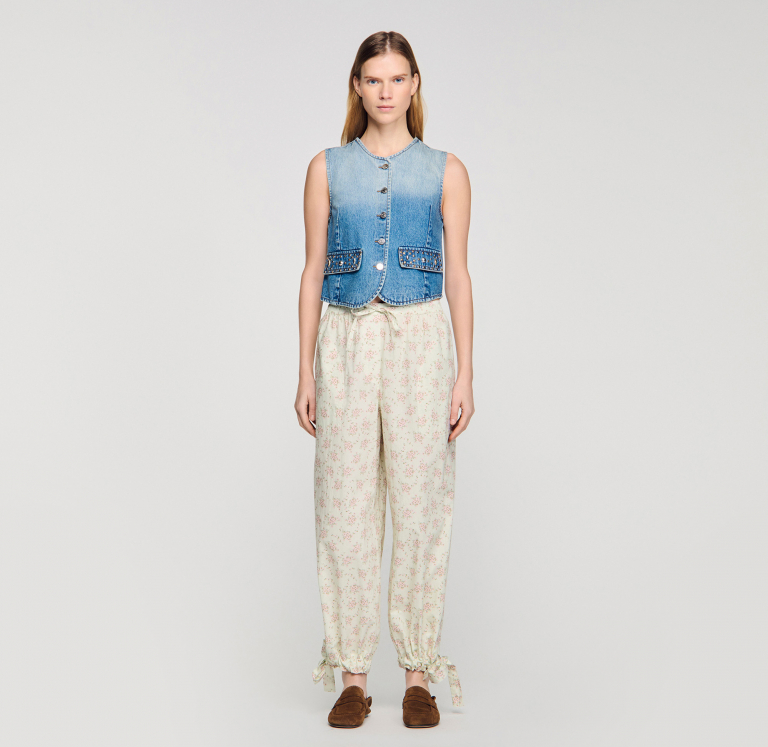 Женский джинсовый жилет с заклепками