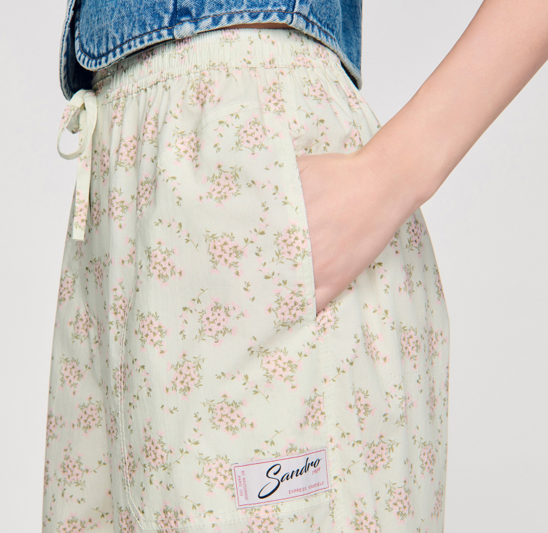 Женский джинсовый жилет с заклепками