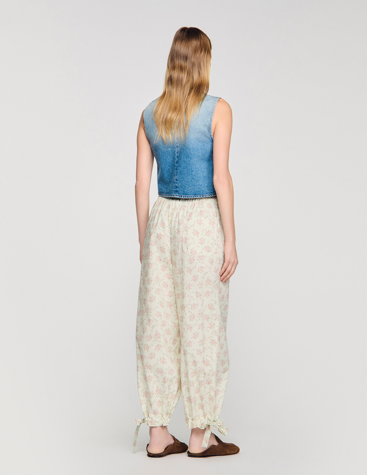 Женский джинсовый жилет с заклепками_5