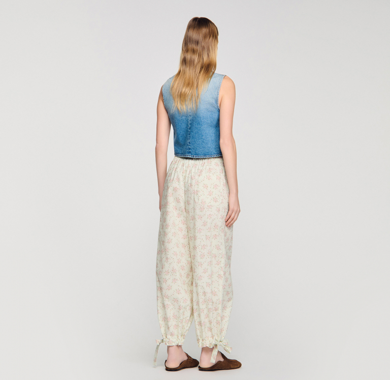 Женский джинсовый жилет с заклепками