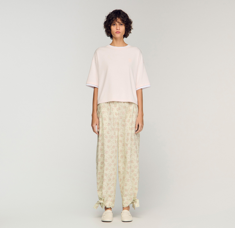 Женская футболка с контрастной отделкой