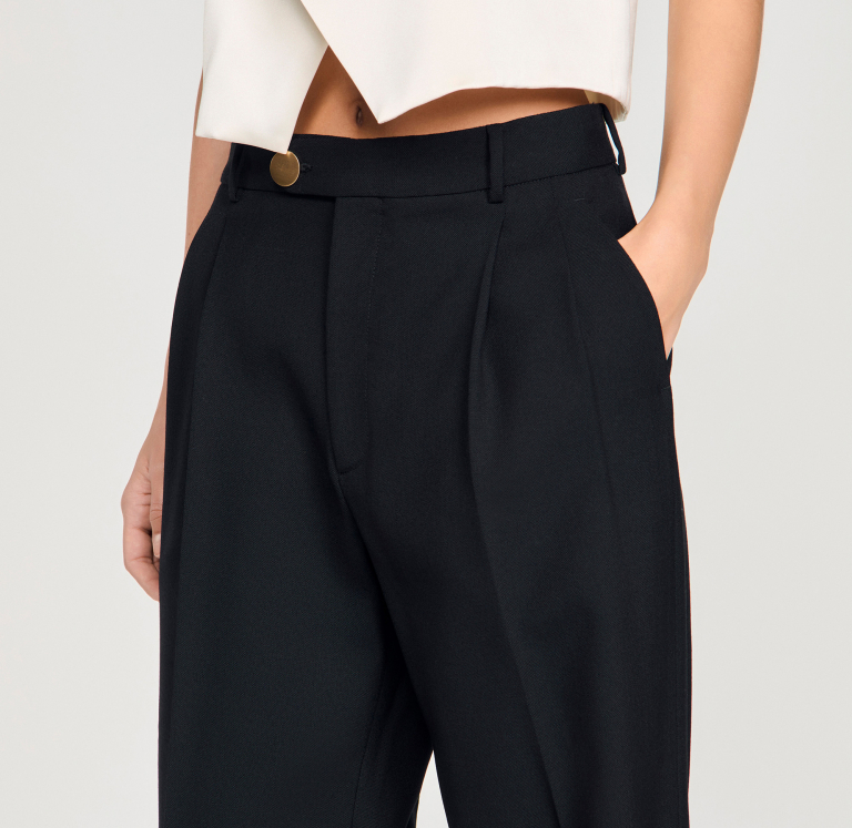 Жіночі класичні брюки зі складками