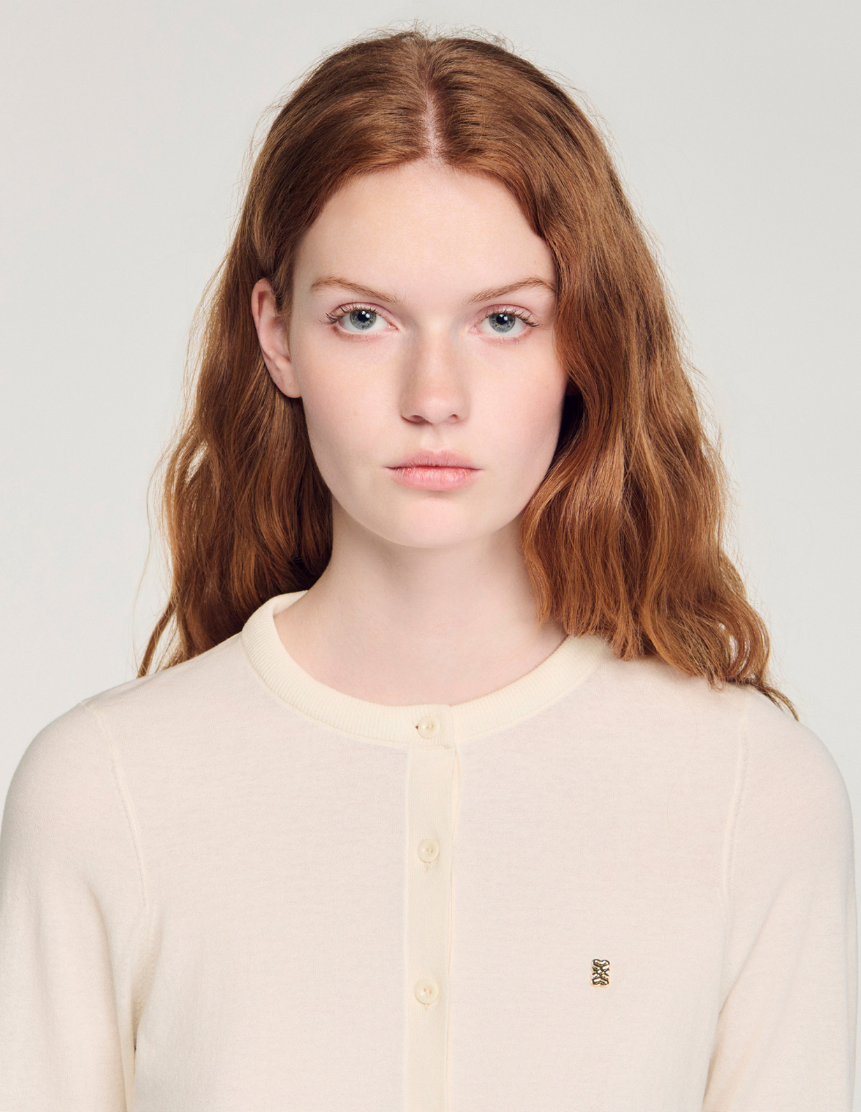 Жіночий молочний кардиган з логотипом_3