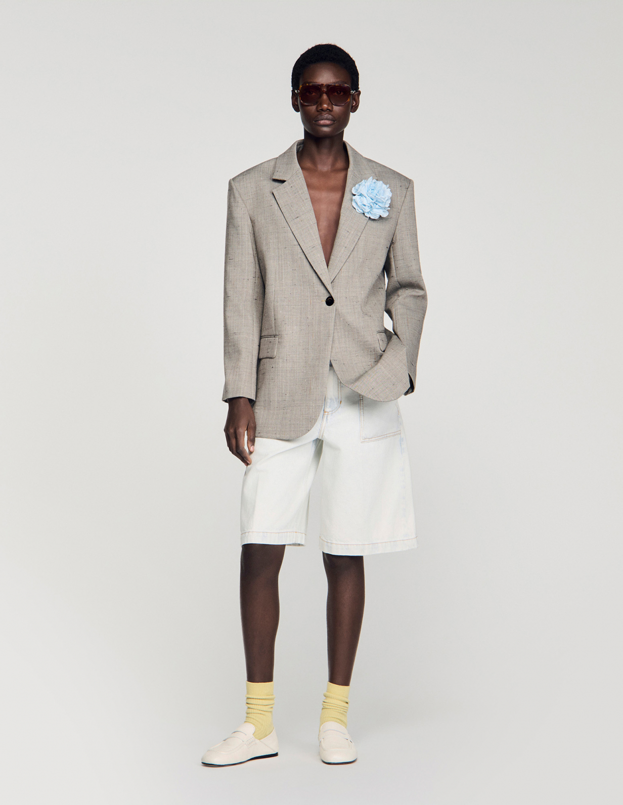 Жіночий сірий картатий жакет з брошкою_1