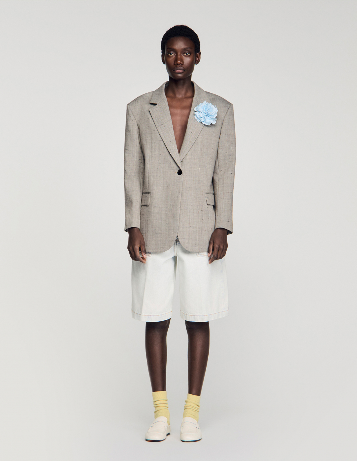 Жіночий сірий картатий жакет з брошкою_2