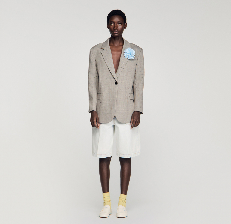 Жіночий сірий картатий жакет з брошкою