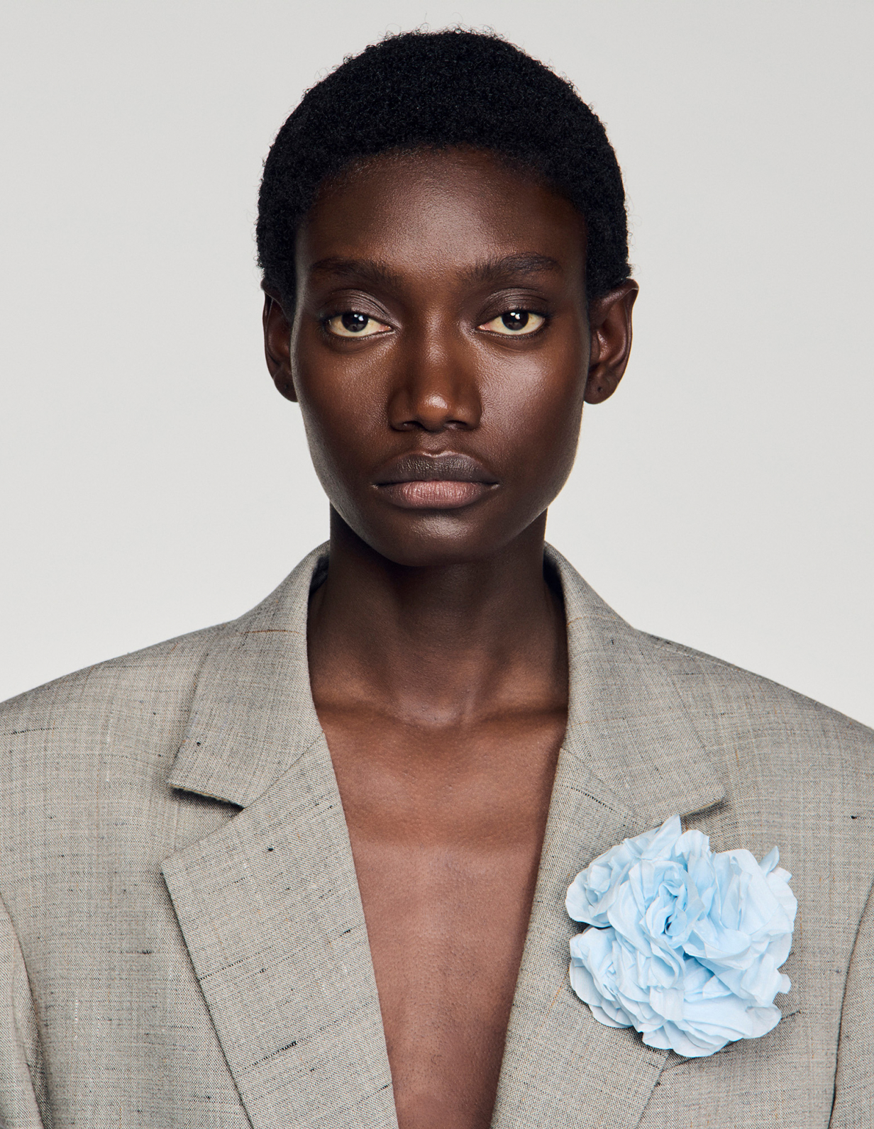 Жіночий сірий картатий жакет з брошкою_3