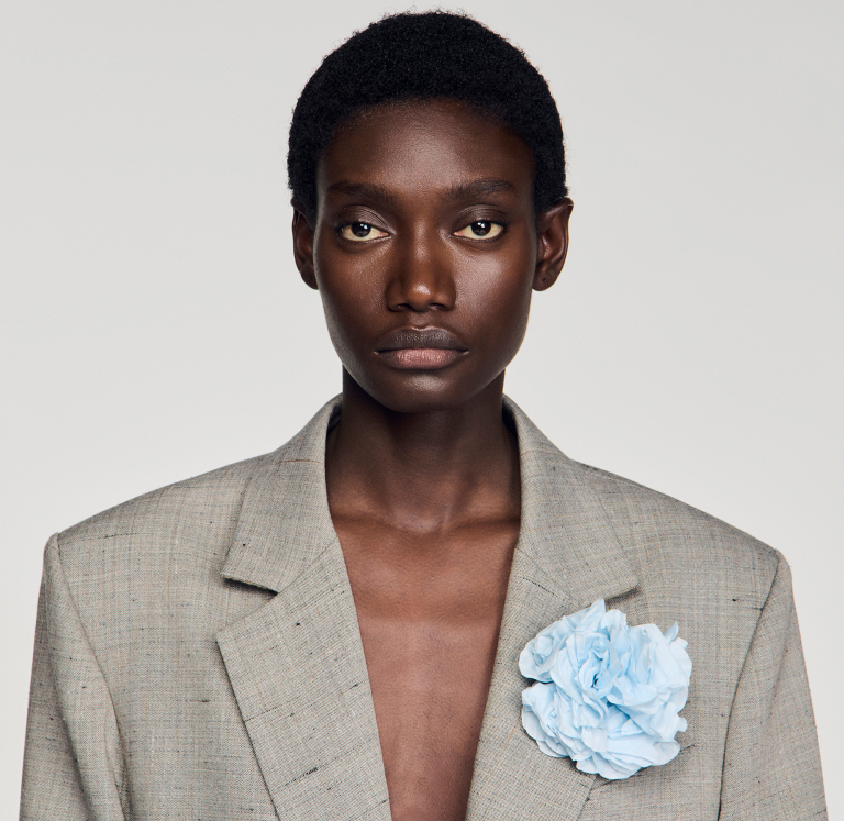 Жіночий сірий картатий жакет з брошкою