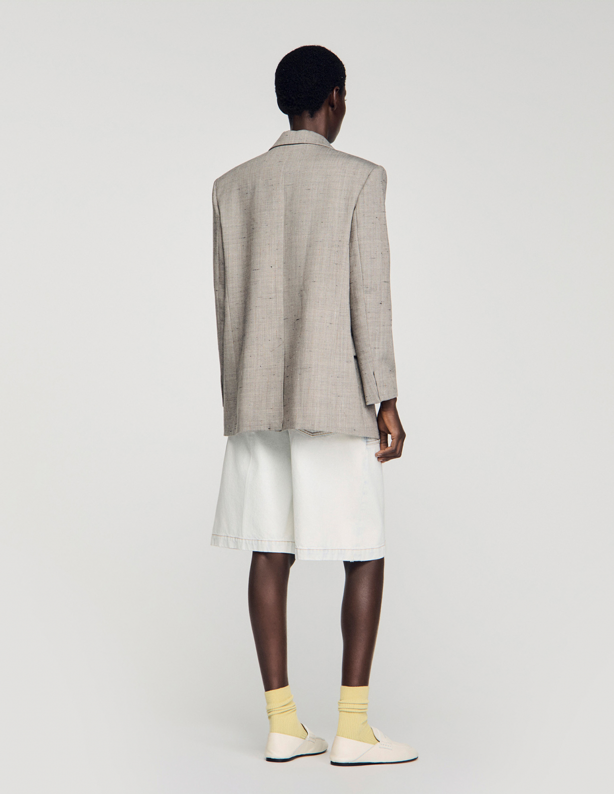 Жіночий сірий картатий жакет з брошкою_5