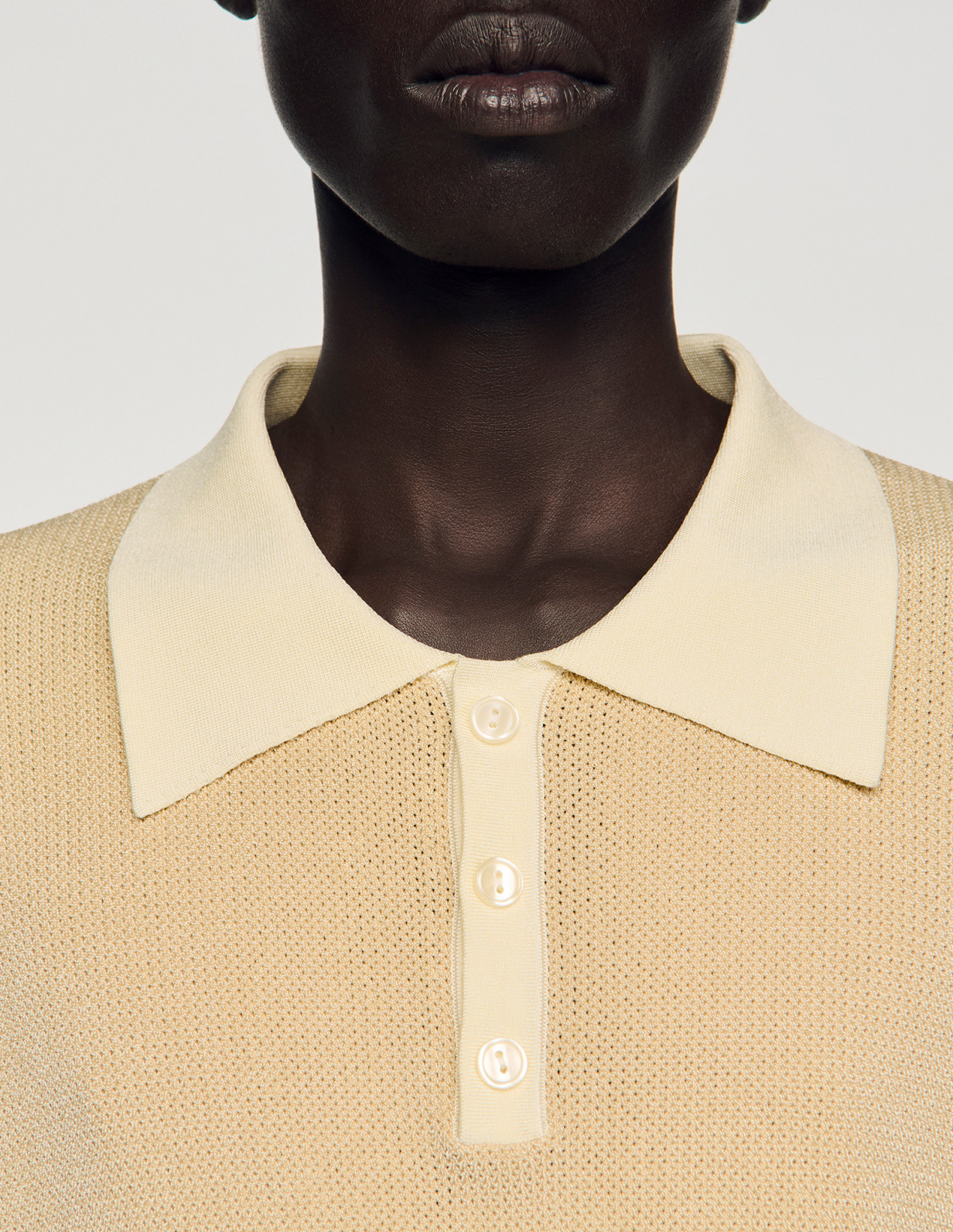 Мужское бежевое поло с контрастным воротником_3