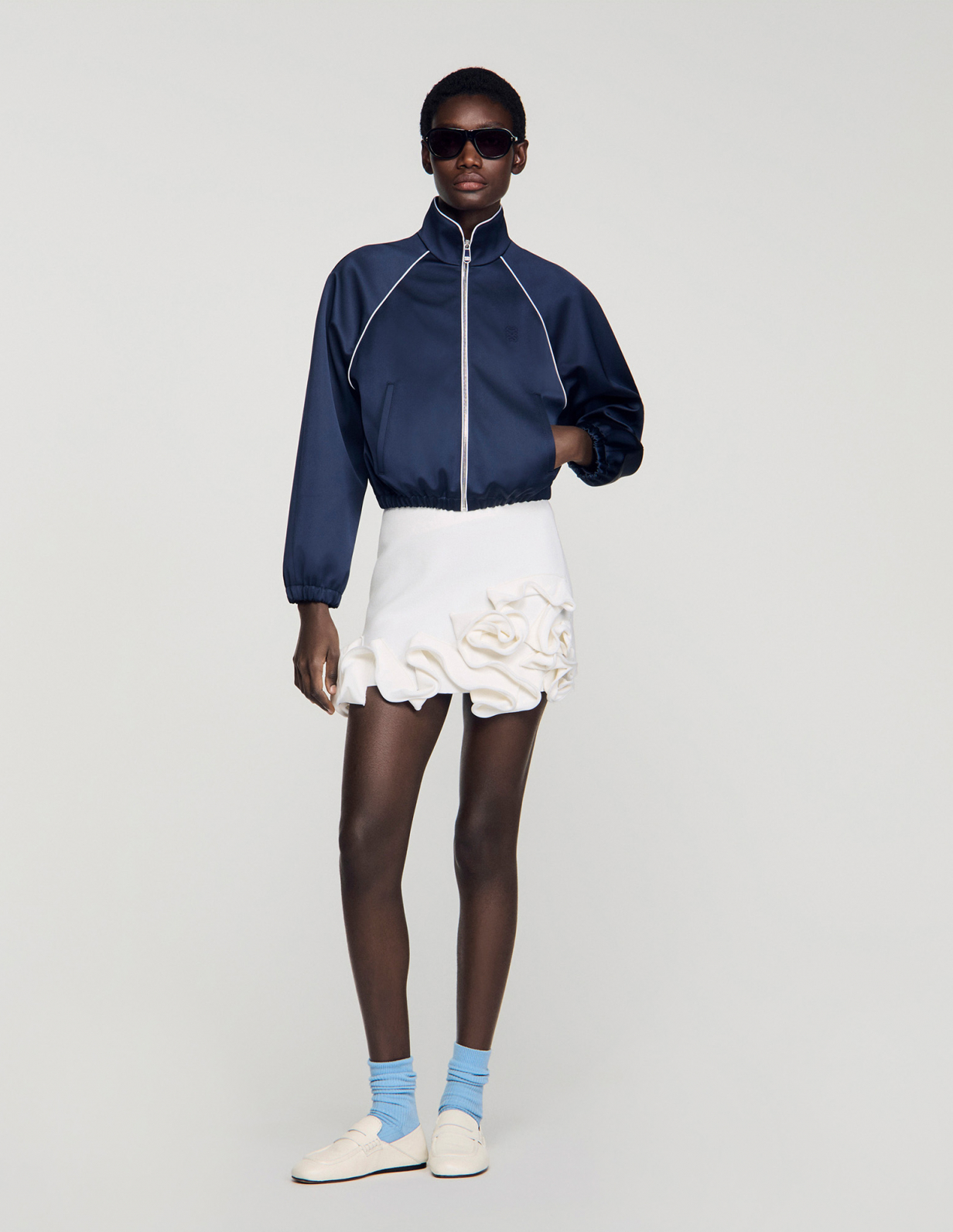 Жіноча коротка атласна куртка з вишитим логотипом_1