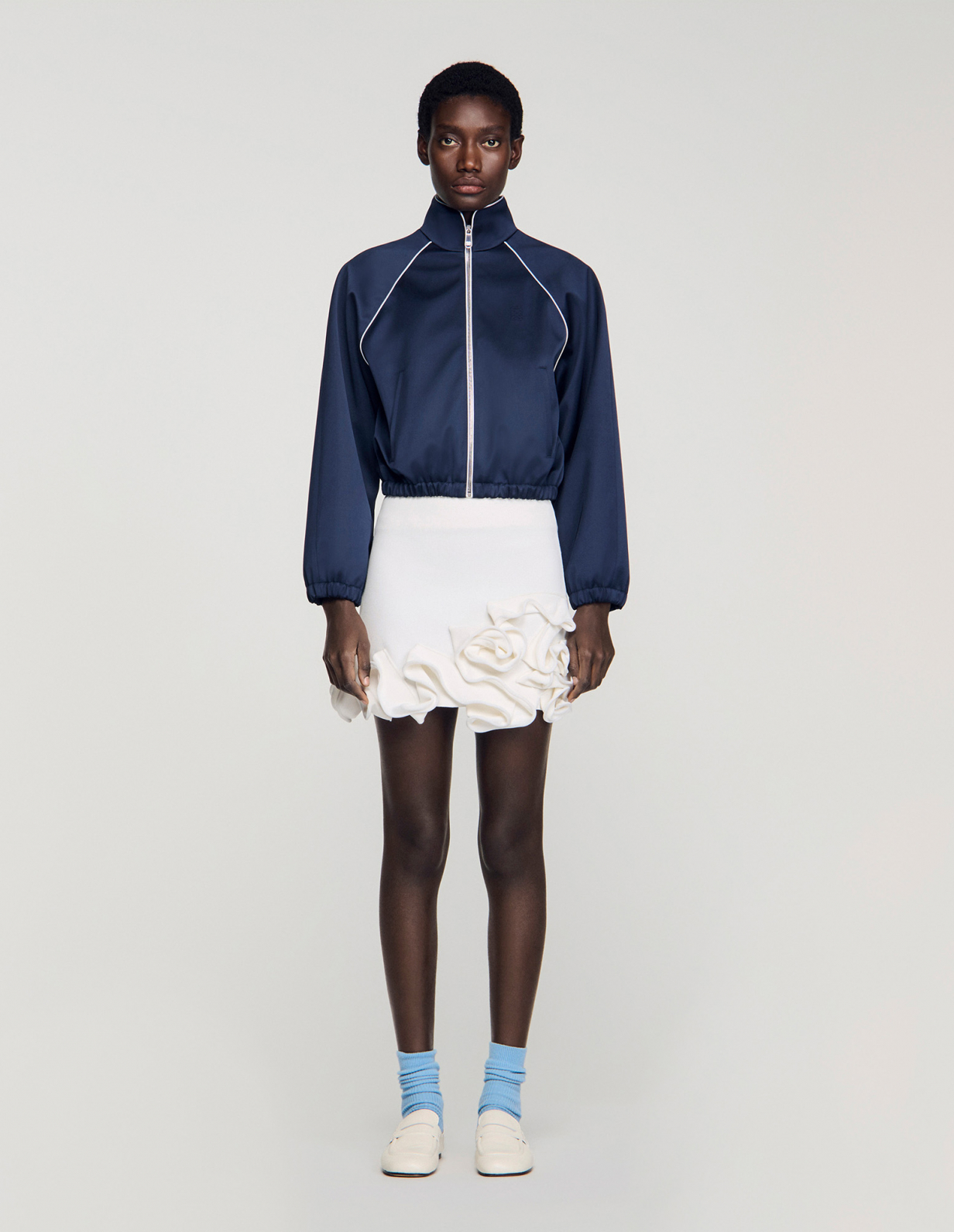 Жіноча коротка атласна куртка з вишитим логотипом_6