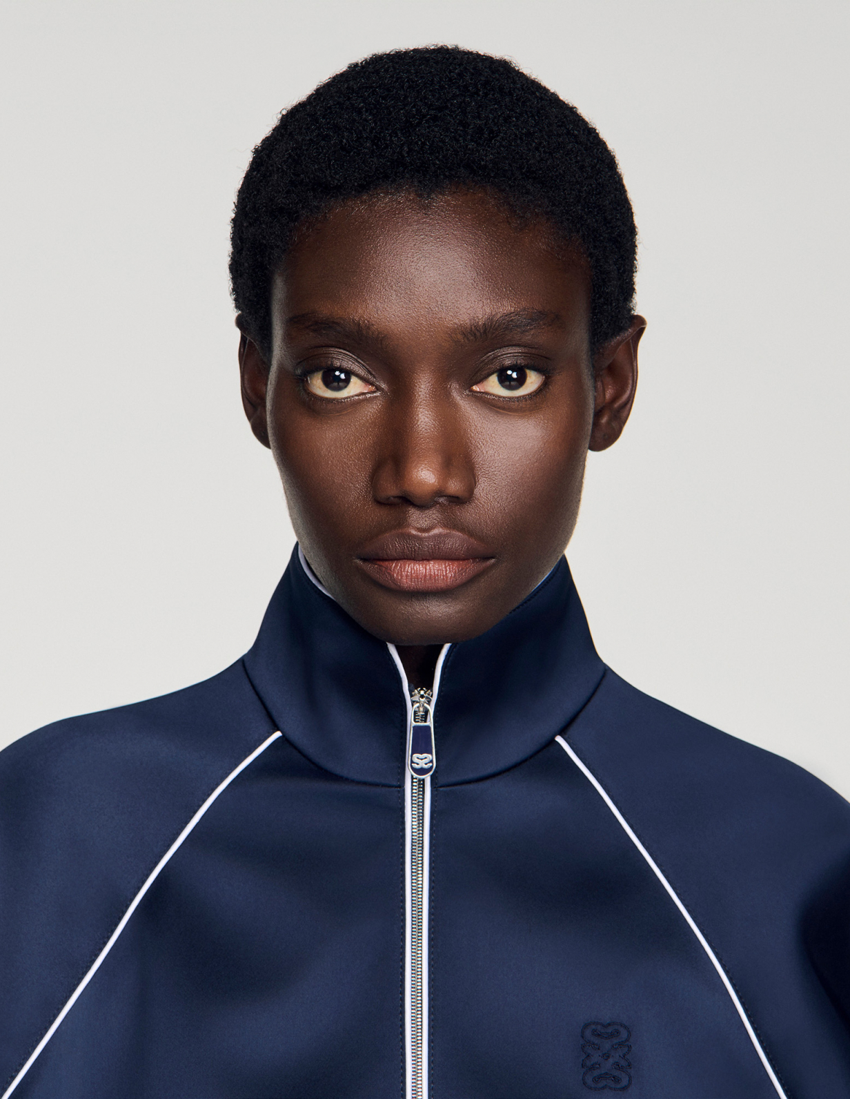 Жіноча коротка атласна куртка з вишитим логотипом_5