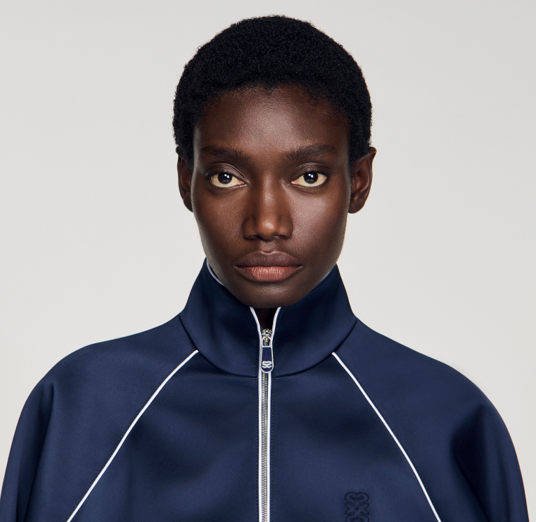 Жіноча коротка атласна куртка з вишитим логотипом