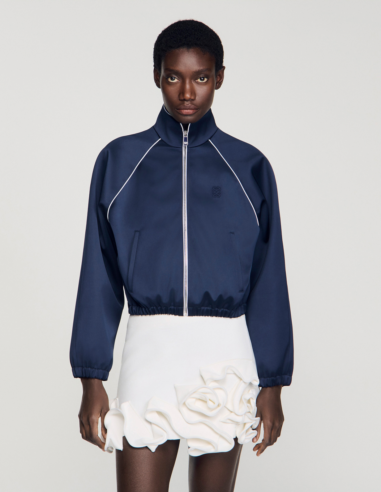 Жіноча коротка атласна куртка з вишитим логотипом_4