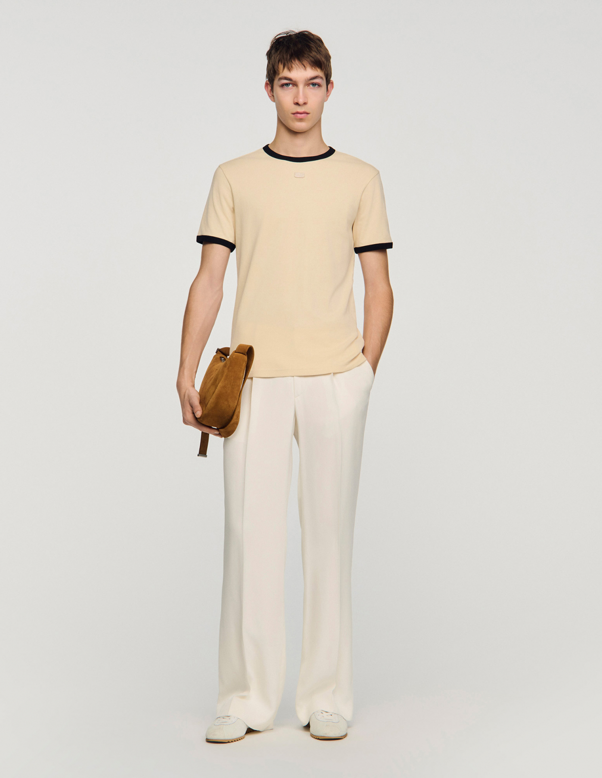 Чоловіча бежева футболка з контрастною окантовкою_1