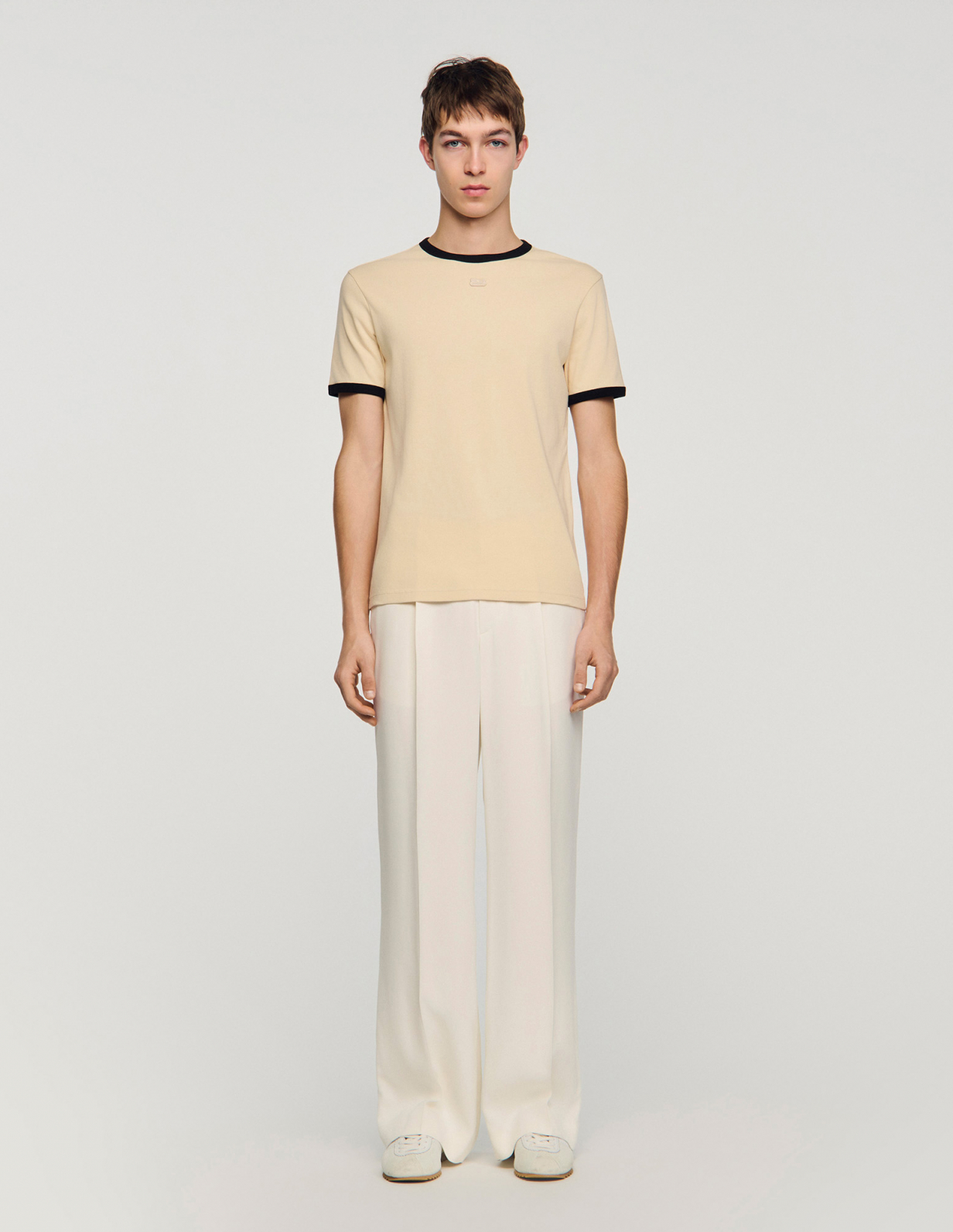 Чоловіча бежева футболка з контрастною окантовкою_2