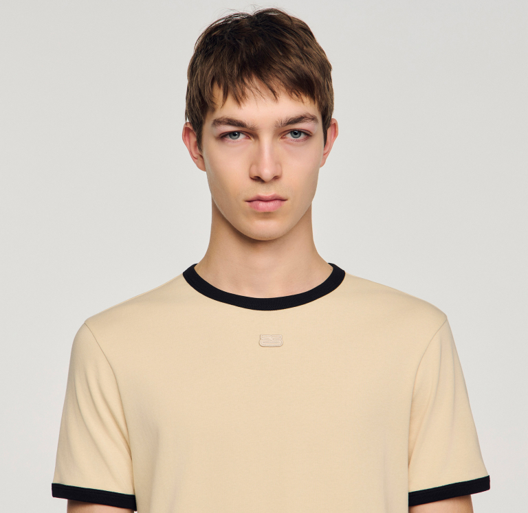 Чоловіча бежева футболка з контрастною окантовкою