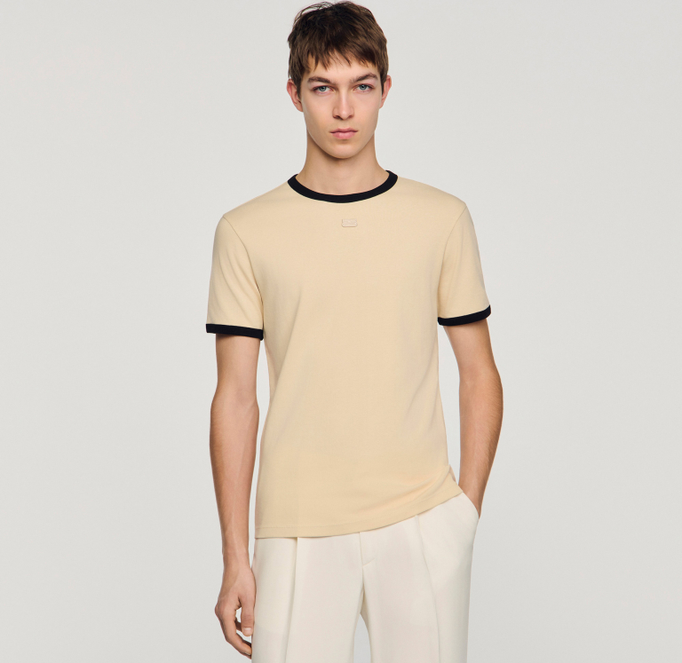 Чоловіча бежева футболка з контрастною окантовкою