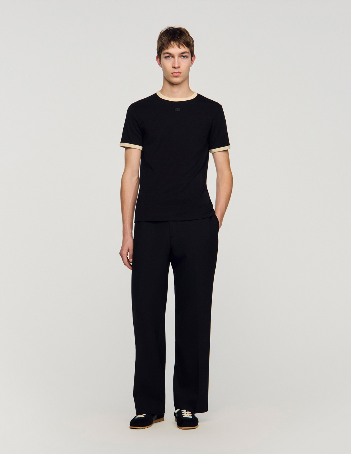 Чоловіча чорна футболка з контрастною окантовкою_1