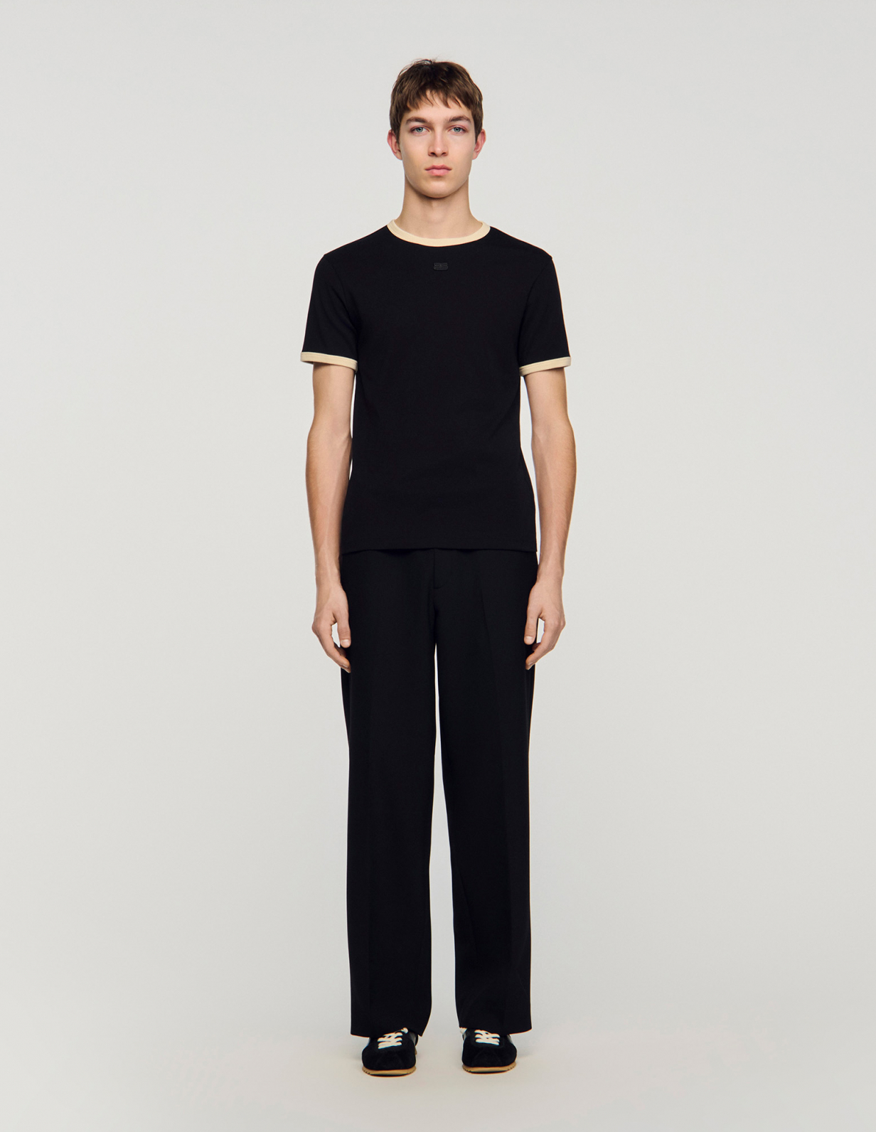 Чоловіча чорна футболка з контрастною окантовкою_2