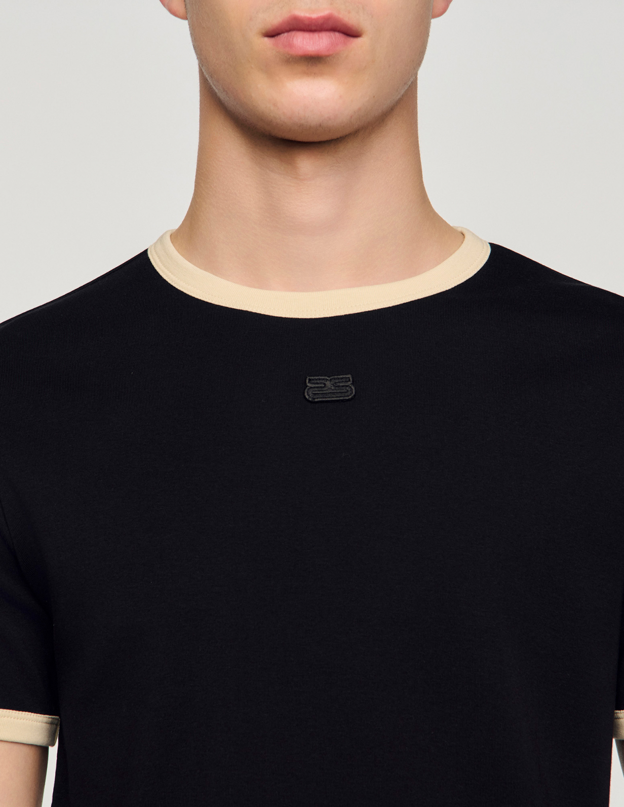 Чоловіча чорна футболка з контрастною окантовкою_3