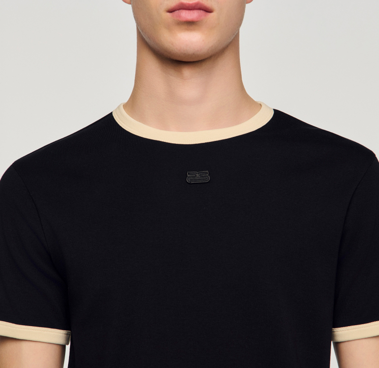 Чоловіча чорна футболка з контрастною окантовкою