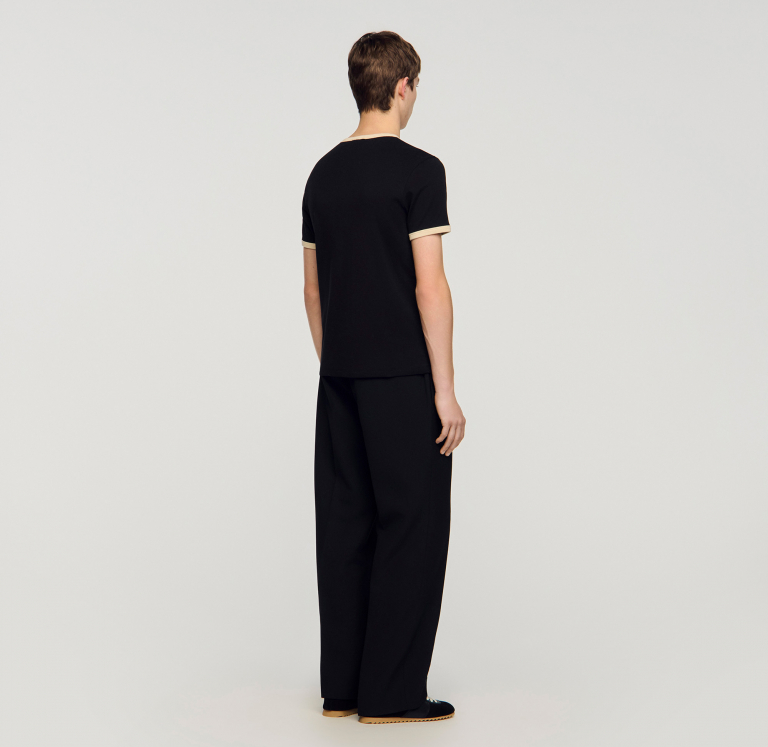 Чоловіча чорна футболка з контрастною окантовкою