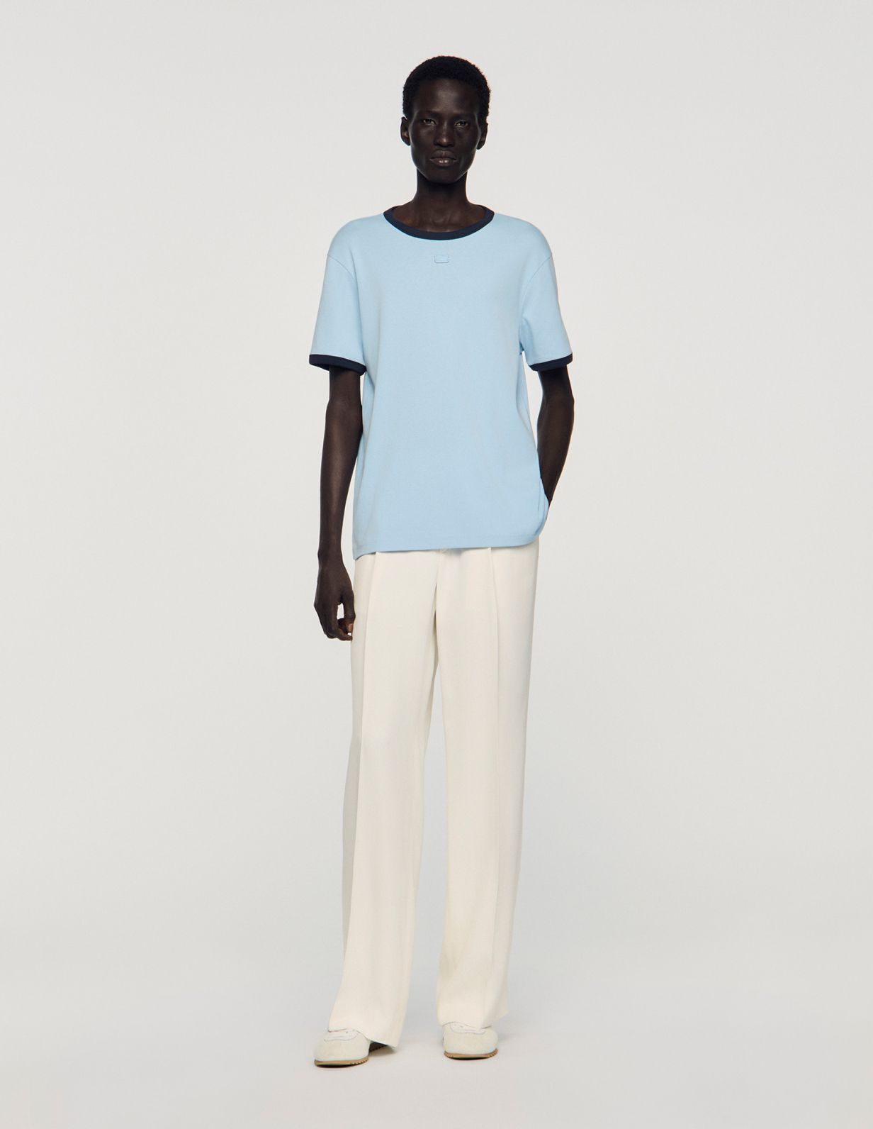 Чоловіча блакитна футболка з контрастною окантовкою_1