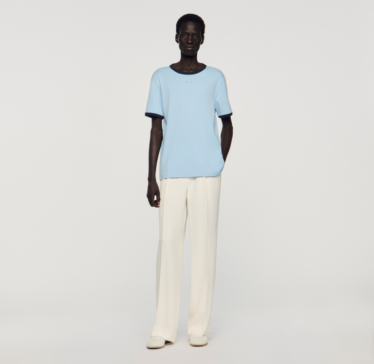 Чоловіча блакитна футболка з контрастною окантовкою