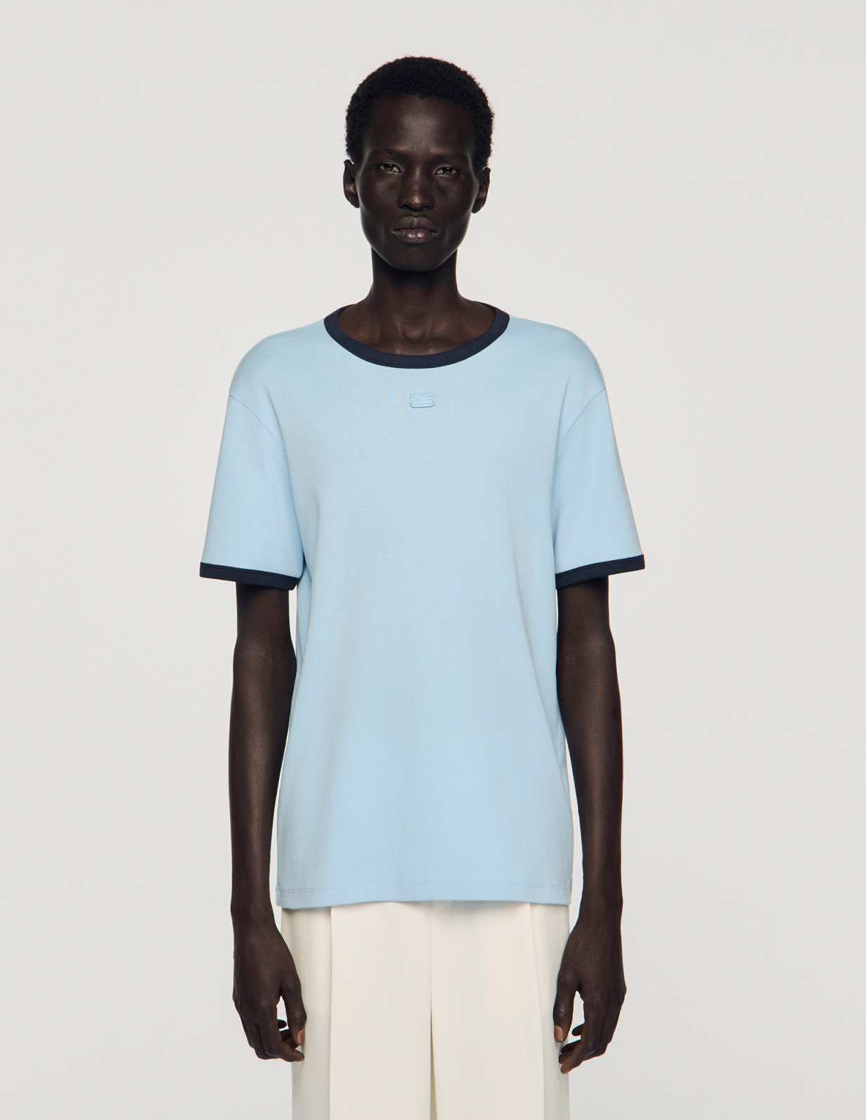 Чоловіча блакитна футболка з контрастною окантовкою_4