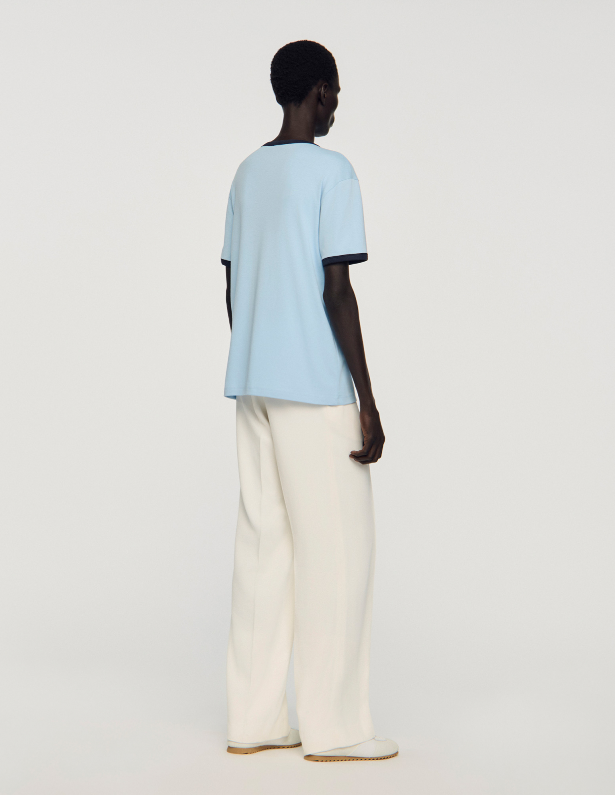 Чоловіча блакитна футболка з контрастною окантовкою_5