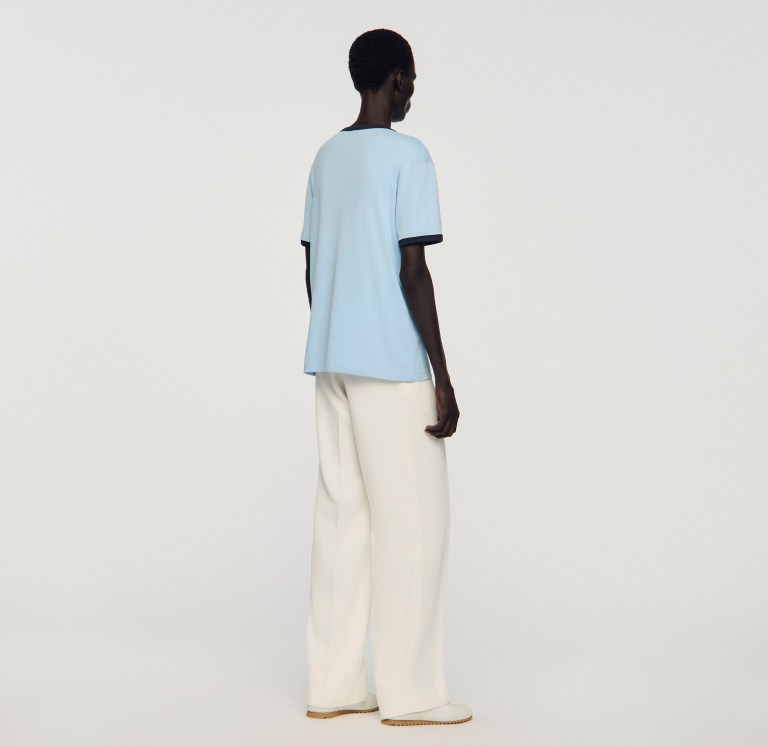 Чоловіча блакитна футболка з контрастною окантовкою