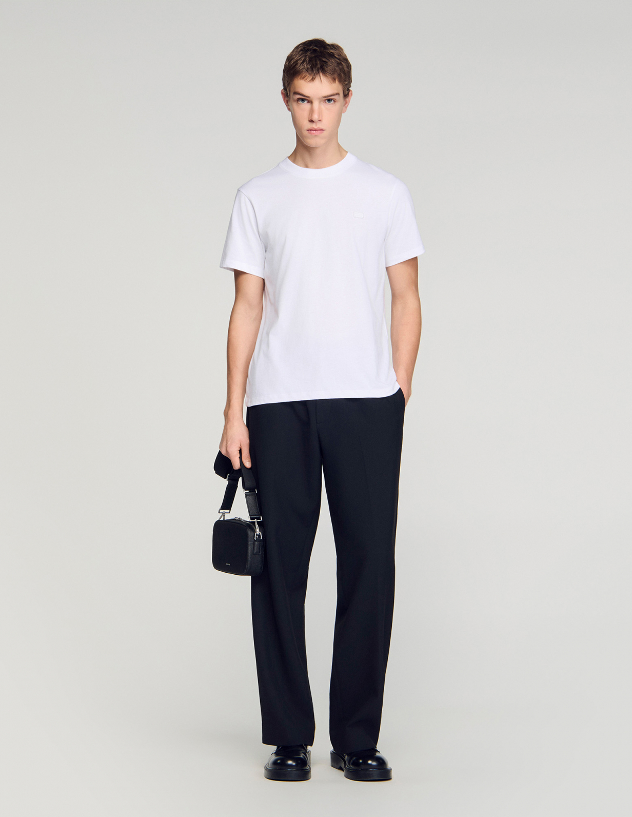 Чоловіча біла футболка з нашивкою-логотипом_1