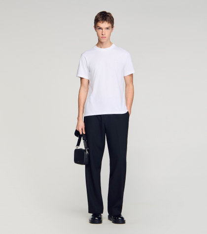 Чоловіча біла футболка з нашивкою-логотипом