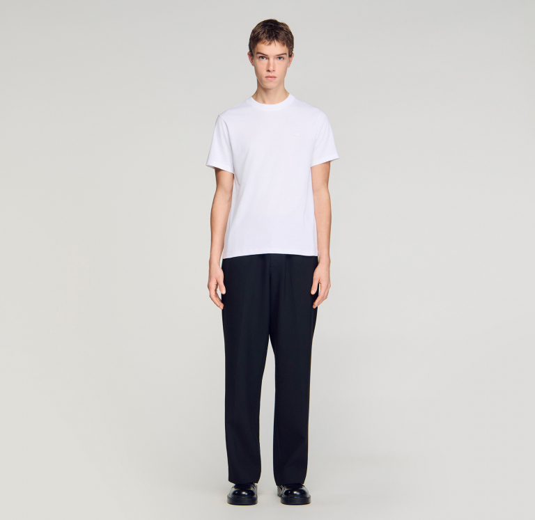 Чоловіча біла футболка з нашивкою-логотипом