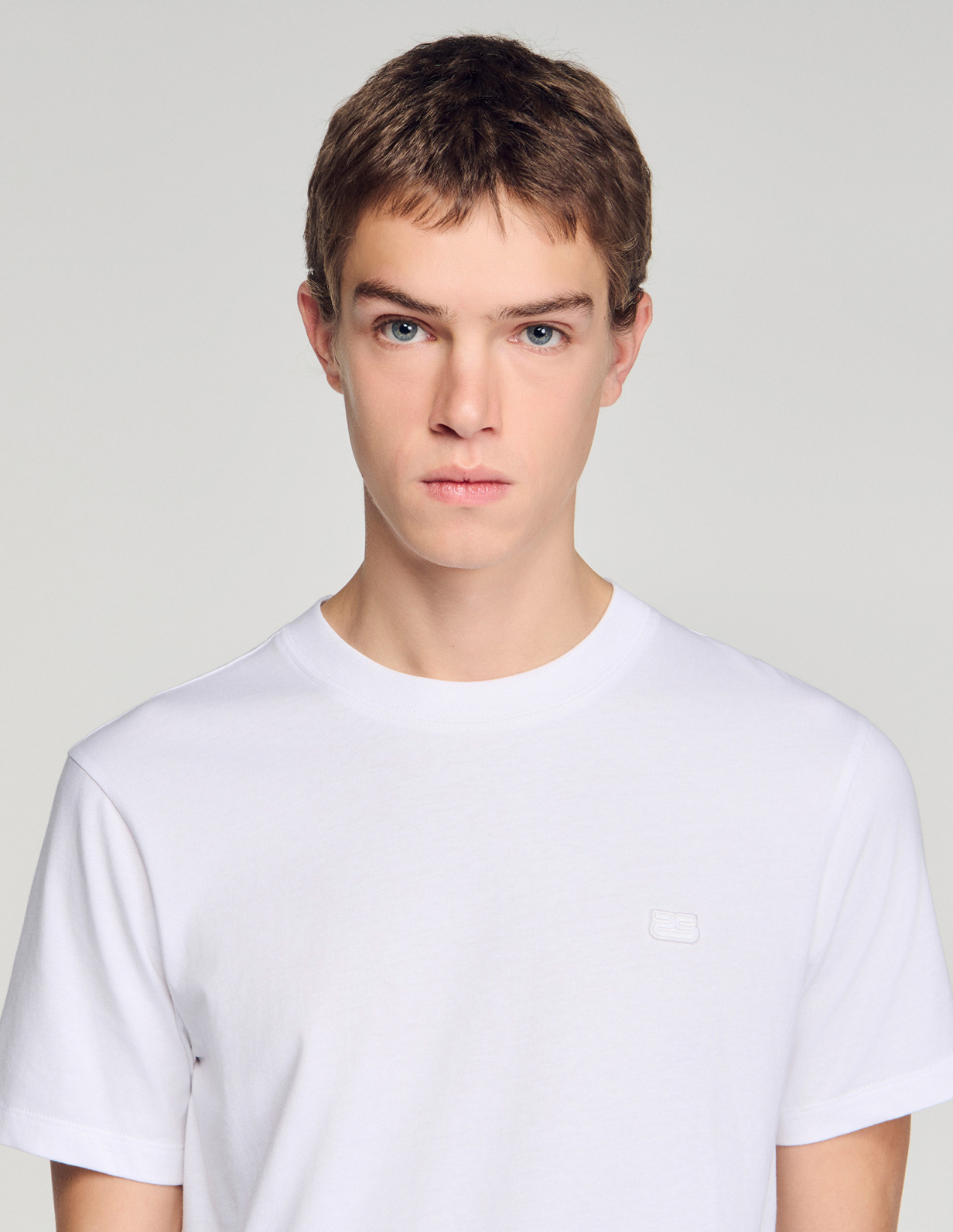 Чоловіча біла футболка з нашивкою-логотипом_3