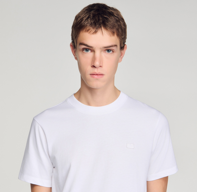 Чоловіча біла футболка з нашивкою-логотипом