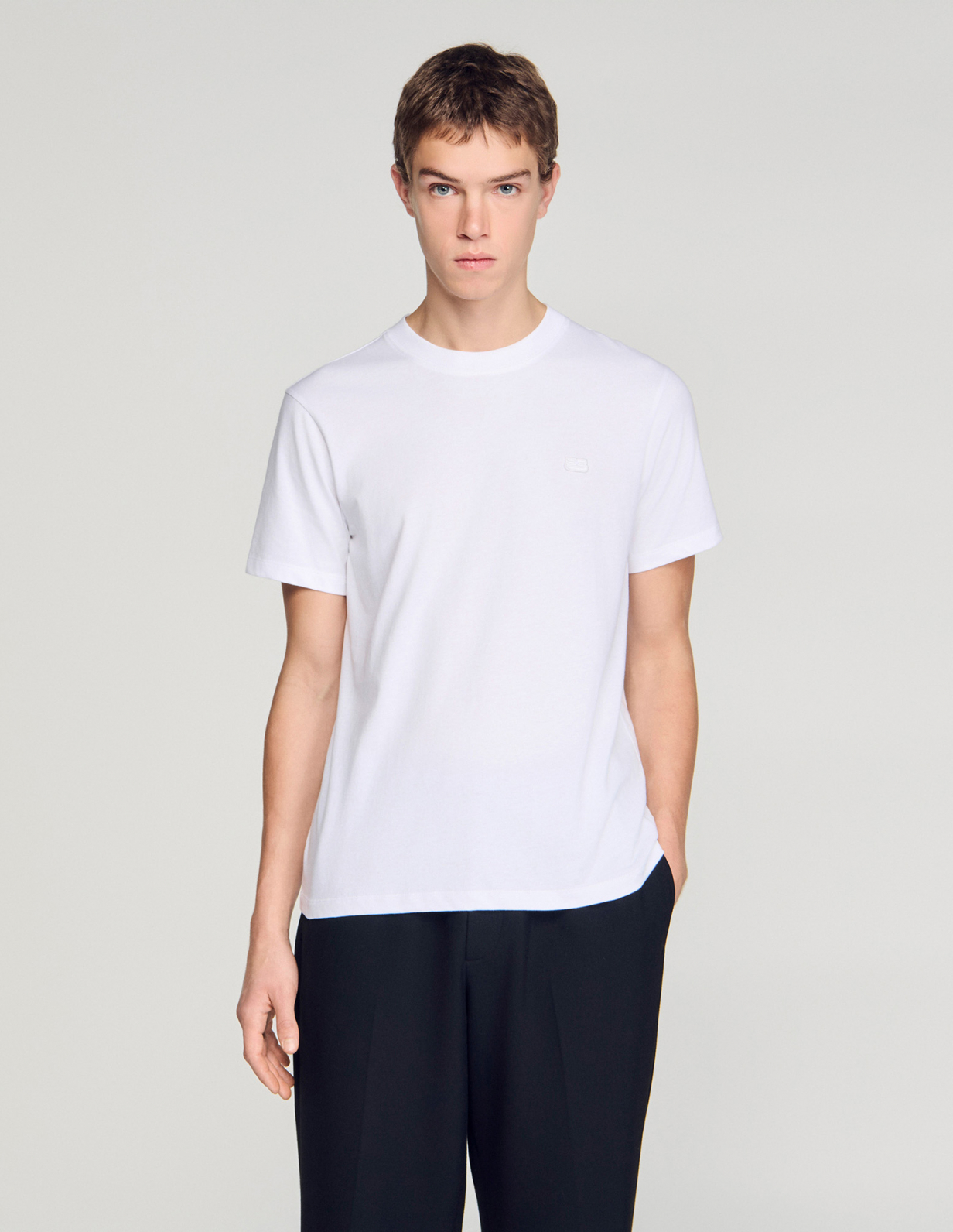 Чоловіча біла футболка з нашивкою-логотипом_4