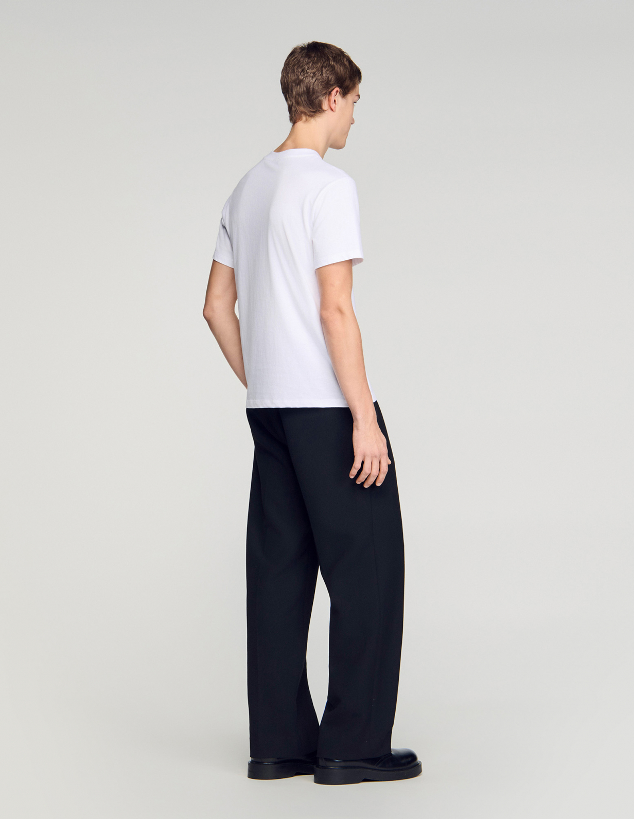 Чоловіча біла футболка з нашивкою-логотипом_5