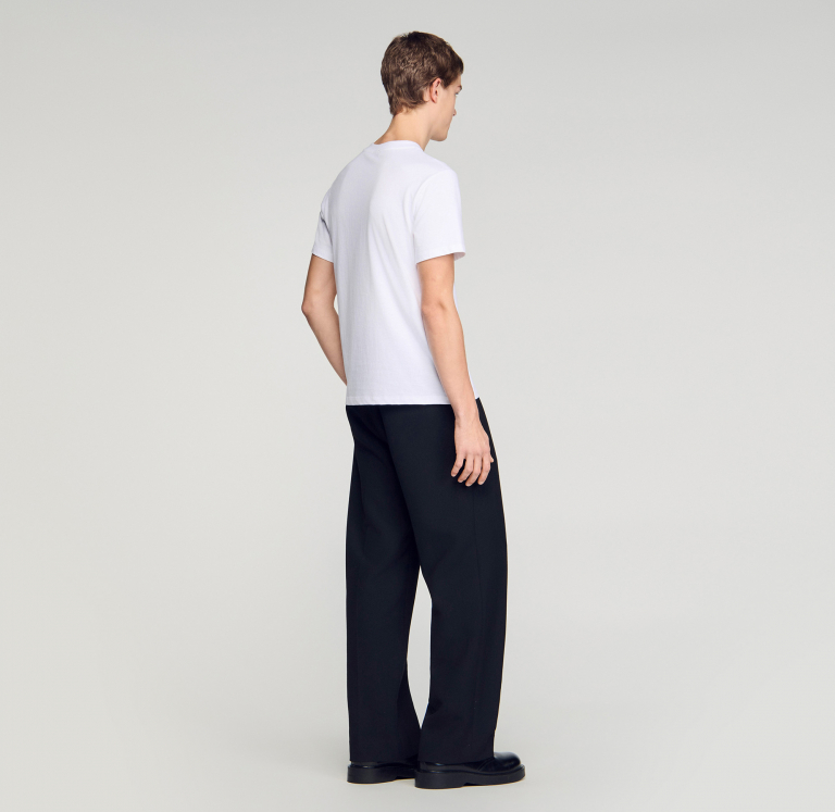 Чоловіча біла футболка з нашивкою-логотипом