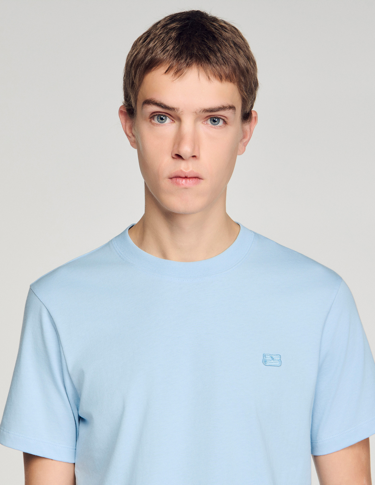 Чоловіча блакитна футболка з нашивкою-логотипом_3