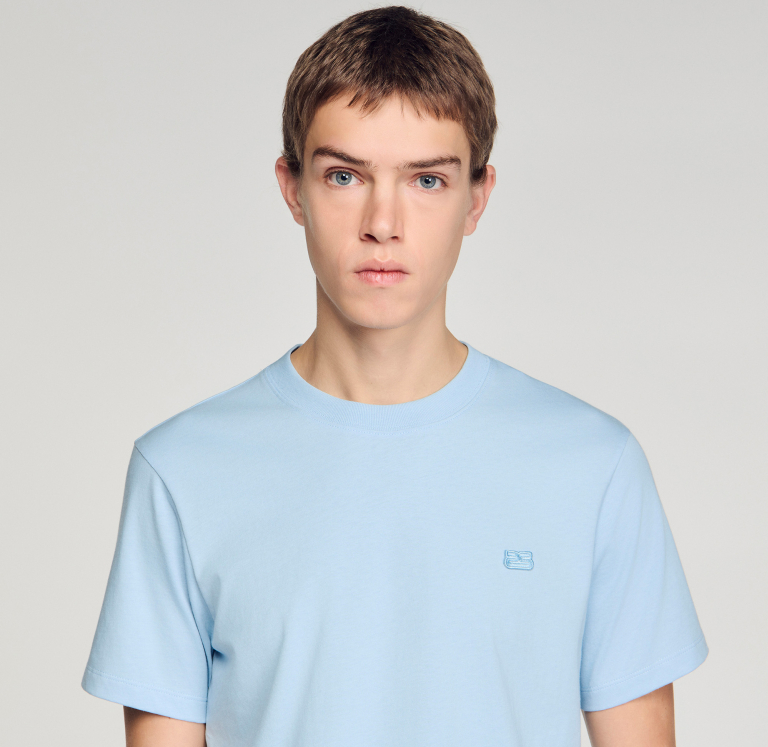 Чоловіча блакитна футболка з нашивкою-логотипом