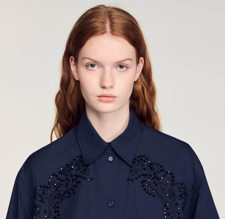 Жіноча синя сорочка з квітковою вишивкою