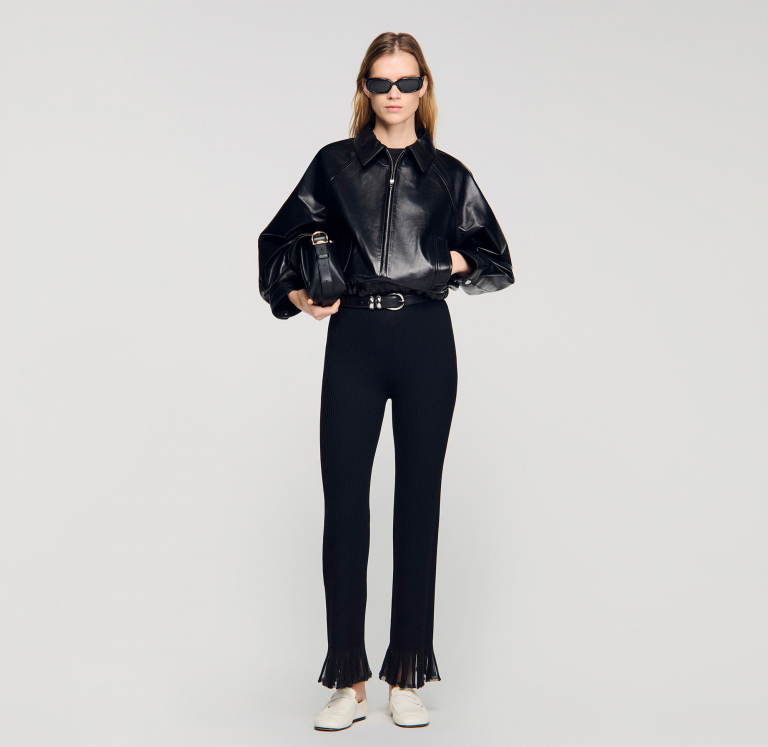 Жіноча чорна шкіряна куртка