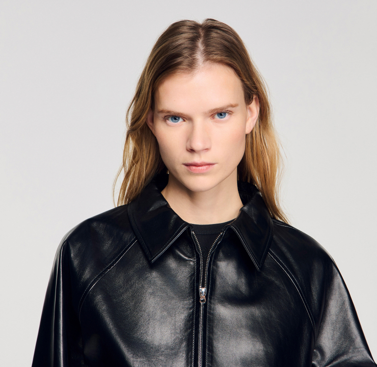 Жіноча чорна шкіряна куртка