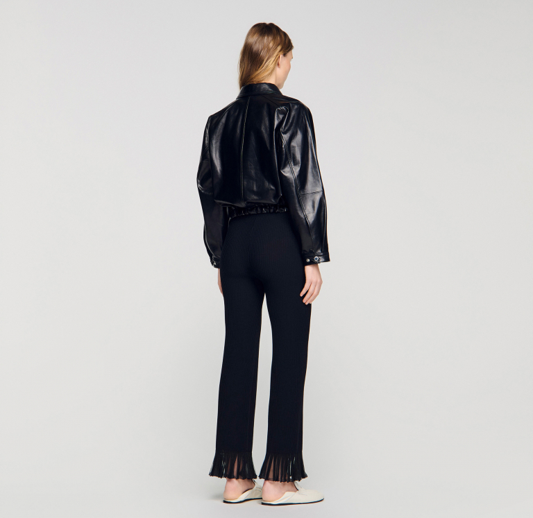 Жіноча чорна шкіряна куртка