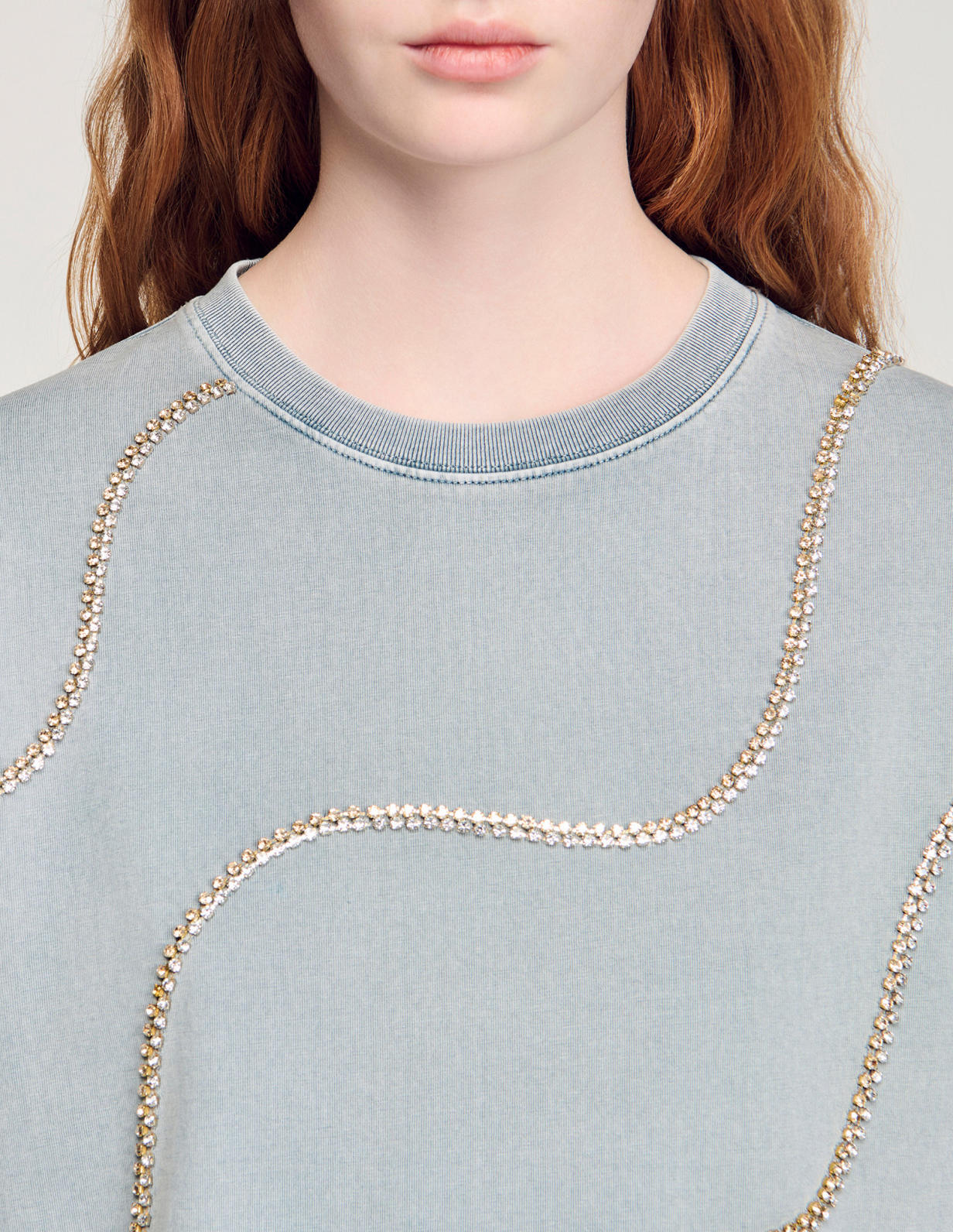 Жіноча сіра футболка зі стразами_3